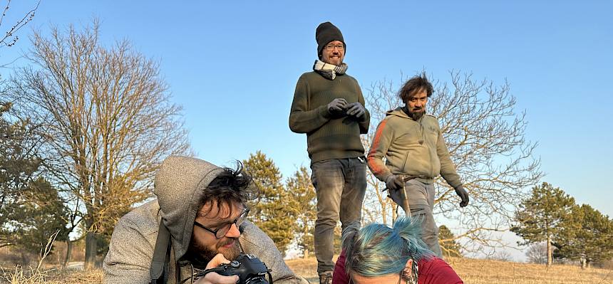 Menschen liegen am Boden und fotografieren.