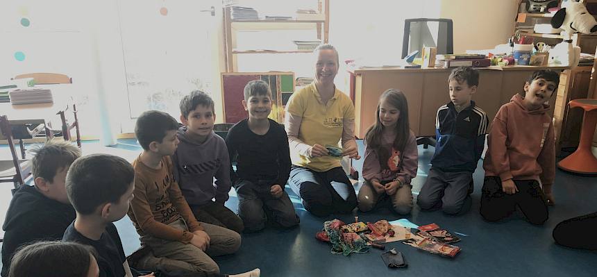 Kinder sitzen im Kreis