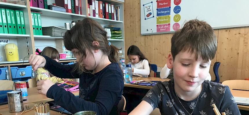 Kinder basteln Nisthilfe
