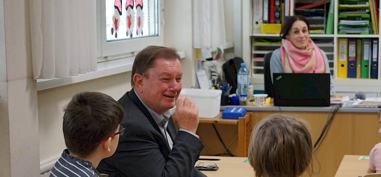 Die 4b hatte heute einen besonderen Schüler zu Gast: Bürgermeister Herbert Janschka drückte heute die Schulbank. © Heidi Gaganas Bürgermeister in Schulklasse