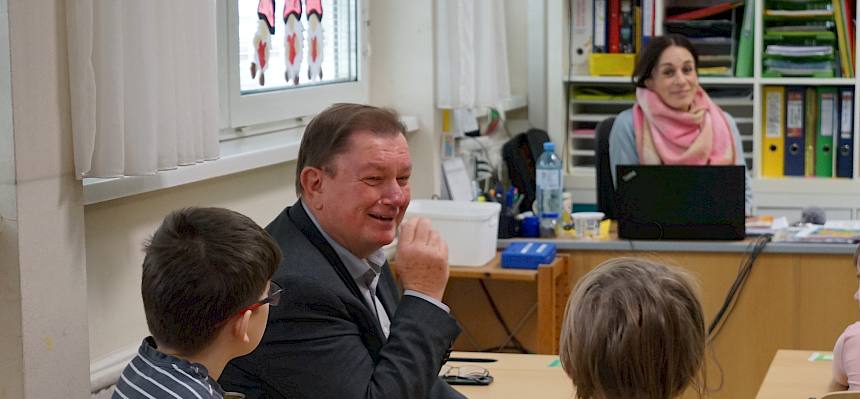 Bürgermeister in Schulklasse