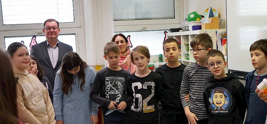 Bürgermeister mit Schulkindern