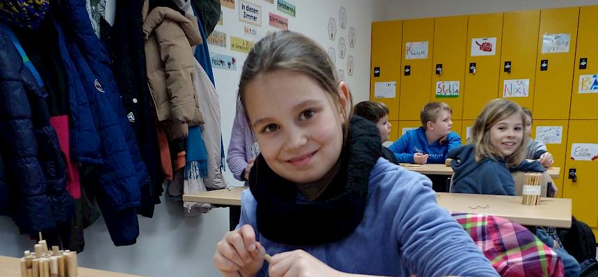 Kind bastelt Nisthilfe