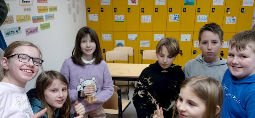 Kinder mit Nisthilfe