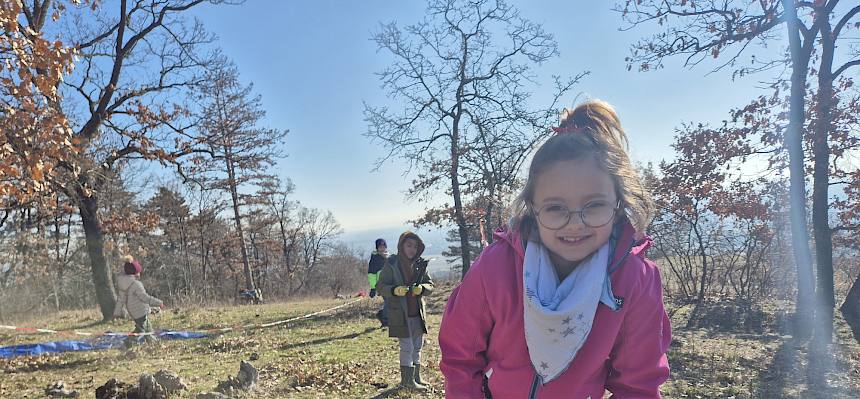 Kind mit Astschere