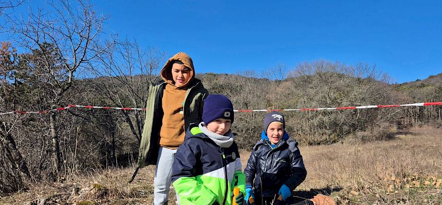 Kinder mit Astscheren