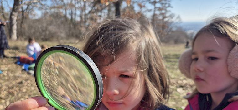 Heute waren wir mit sehr interessierten jungen Naturforschenden unterwegs. © LPV/L. Reimoser-Berger Kind mit Lupe