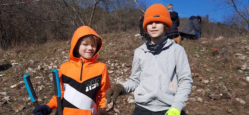 Kinder mit Astscheren