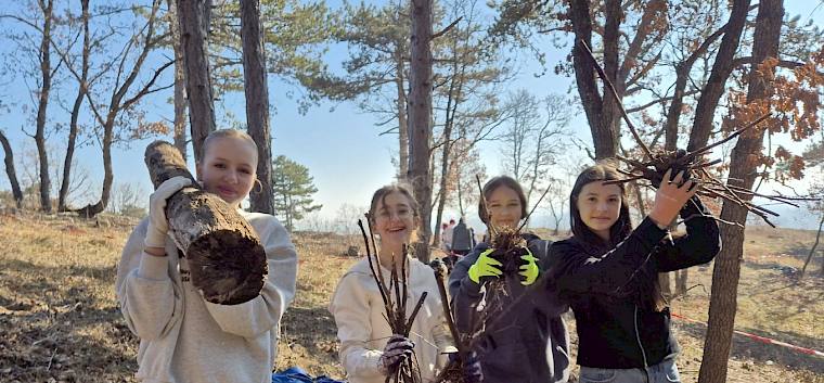 Motiviert und mit vollem Muskeleinsatz waren die Schüler:innen heute bei der Arbeit in der Natur. © LPV/L. Reimoser-Berger Kinder tragen Schnittgut