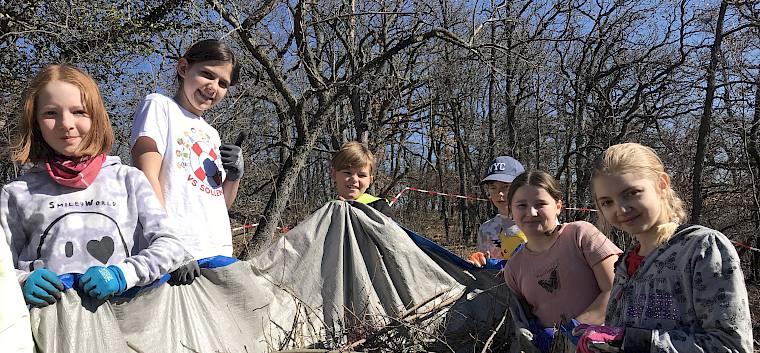 Das Schnittgut wurde mit Planen von der Fläche gebracht. © LPV/N. Lintner Kinder mit Planen und Schnittgut