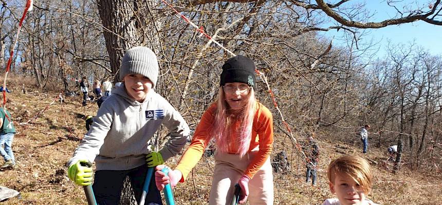 Kinder mit Astscheren