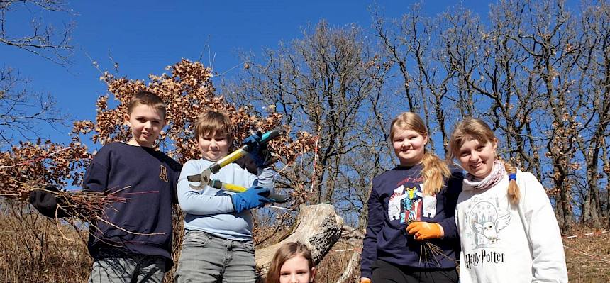 Kinder mit Astscheren