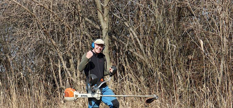 Volle Motivation bei der Arbeit mit dem Freischneider. © LPV/L. Strobl Mann mit Freischneider