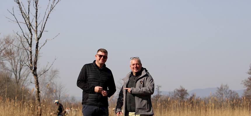 Männer auf der Wiese