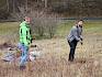 Mit Krampen wurde Blutroter Hartriegel (Cornus sanguinea) samt Wurzeln von der Fläche entfernt. © LPV/L. Strobl Männer mit Krampen