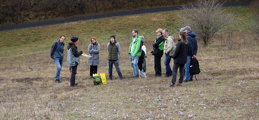 Menschen in der Gruppe auf der Heide