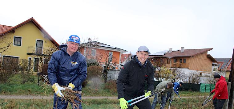 Bürgermeister LAbg. Christoph Kainz und Umweltgemeinderat Matthias Schützl ließen sich vom Wetter nicht abschrecken und halfen tatkräftig mit. © LPV/L. Strobl Männer bei der Arbeit in der Natur