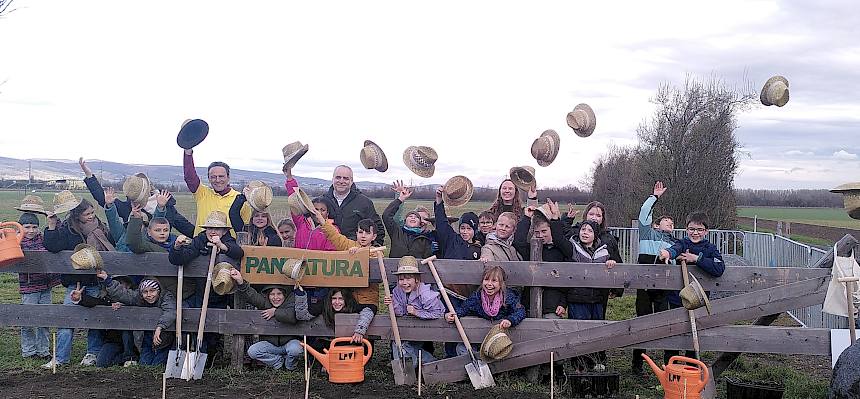 Gruppenbild mit fliegenden Hüten