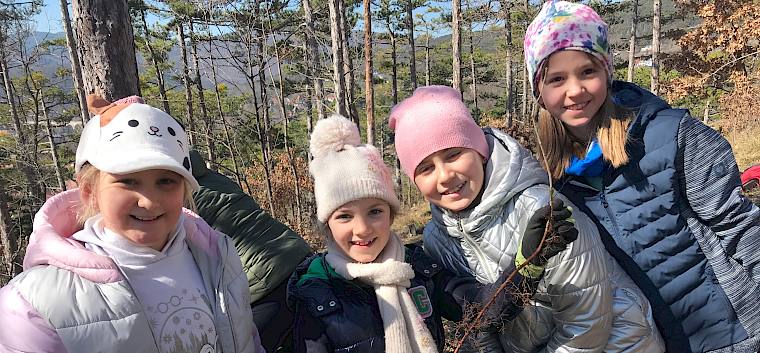 Heute wurde vor allem Flieder, der sich im Kurpark ausbreitet und wertvolle Trockenrasenarten verdrängt,  teilweise samt Wurzeln entfernt. © LPV/N. Lintner Kinder zeigen Sträucher mit Wurzeln