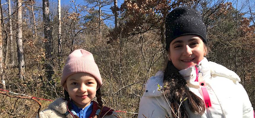 Kinder zeigen Sträucher mit Wurzeln