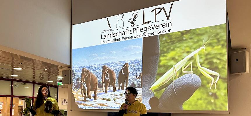 Biologin Elke auf der Bühne beim Firmen-Pitch