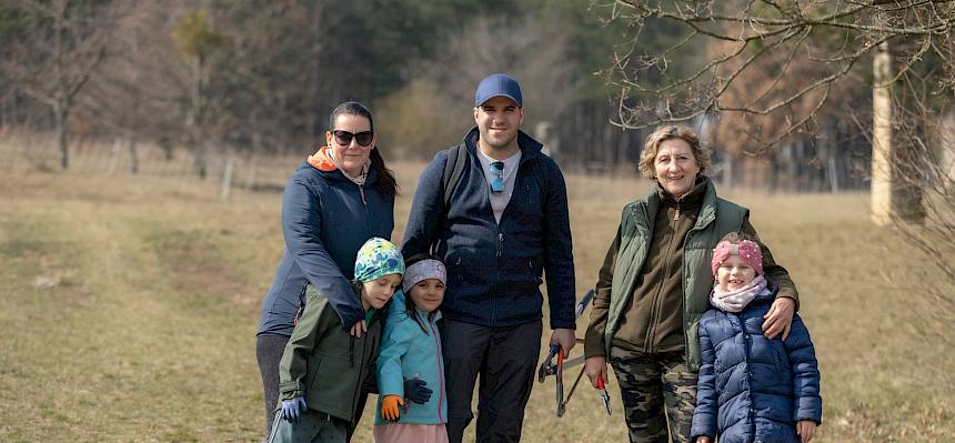 Erwachsene und Kinder in der Natur