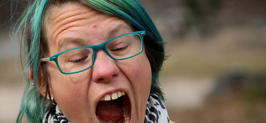 Frau mit offenem Mund und Ölkäfer