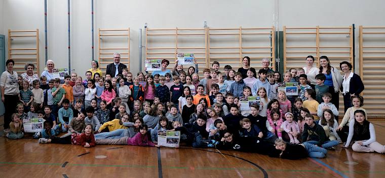 Die fleißigen Trockenrasenpfleger:innen der VS Pfaffstätten bekamen heute als Dank Urkunden von Bürgermeister Christoph Kainz verliehen. © LPV/B. Rohdmann Gruppenfoto Schulklassen