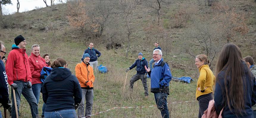 Menschen stehen auf Wiese