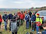 Nach der Werkzeugausgabe gab es eine kurzen Überblick zum Verlauf des heutigen Tages. © LPV/F. Litzelmann Menschen stehen im Kreis und hören zu