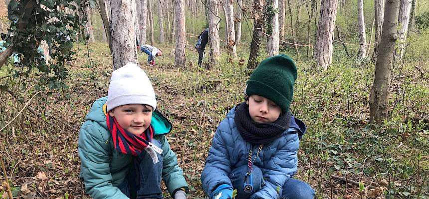 Kinder arbeiten mit Astscheren