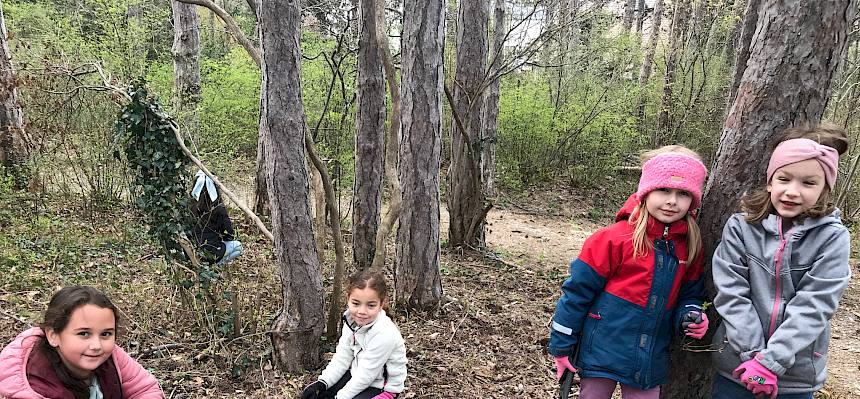 Kinder arbeiten mit Astscheren