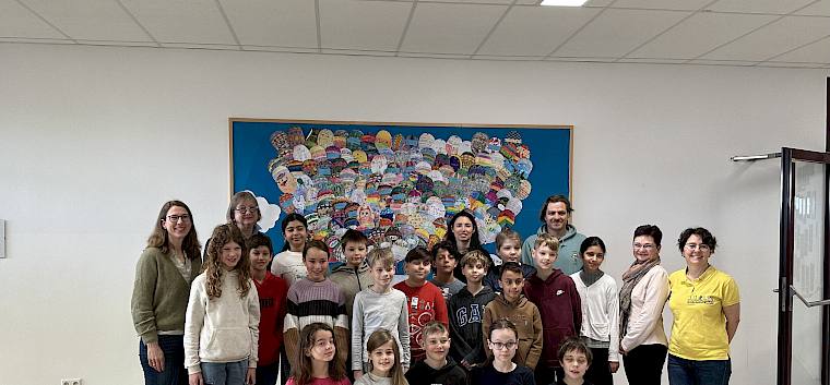 Die 4b der VS Gumpoldskirchen mit Bürgermeisterin Dagmar Händler, GRin Maria von Balthazar, OSR Direktorin Brigitte Krüger, VL Birgit Obermann und Elke Weisz-Emesz vom LPV. © LPV/S. Leischner Gruppenfoto Schulklasse