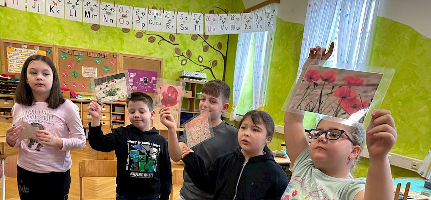 Kinder zeigen Bilder von Pflanzen