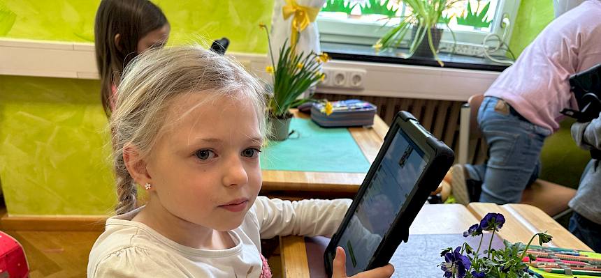 Kind hält Tablet