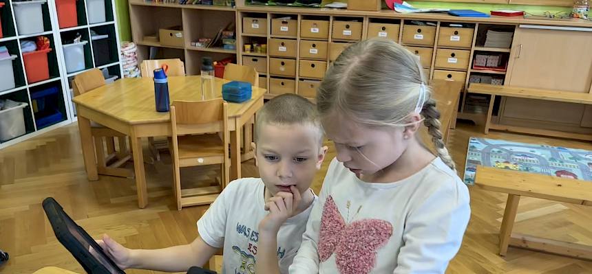 Kinder arbeiten mit Tablet