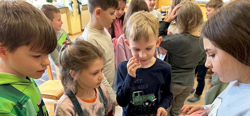 Kinder zeigen Bilder von Blumen