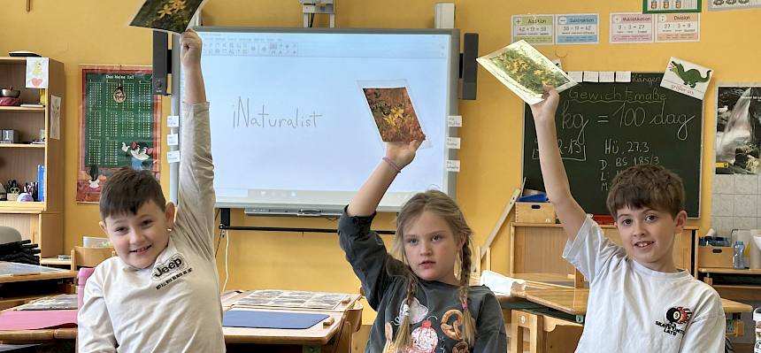 Kinder halten Bilder in die Höhe