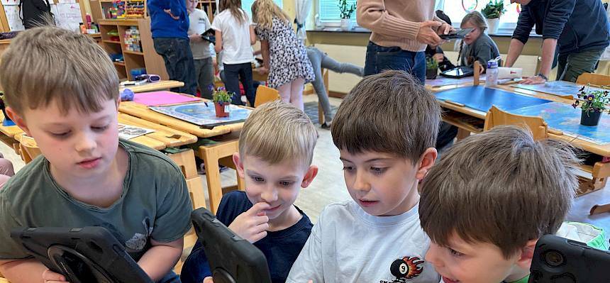 Kinder schauen auf Tablet