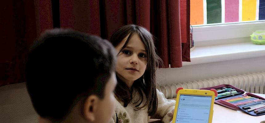 Kinder arbeiten mit Tablet