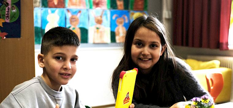 Mit Hilfe von mitgebrachten Pflanzen konnten die Schüler:innen das Bestimmen mit der iNaturalist-App lernen. © LPV/J. FFischer Kinder arbeiten mit Tablet