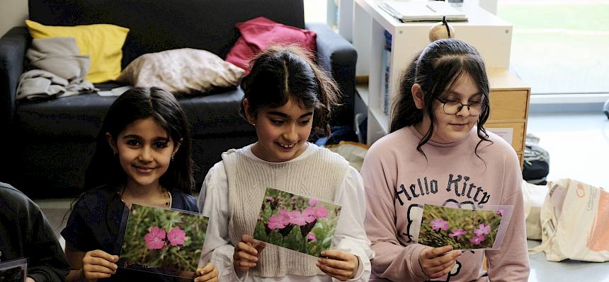 Kinder zeigen Bilder von Blumen