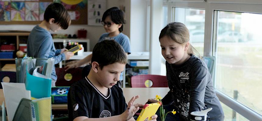 Kinder arbeiten mit Tablet