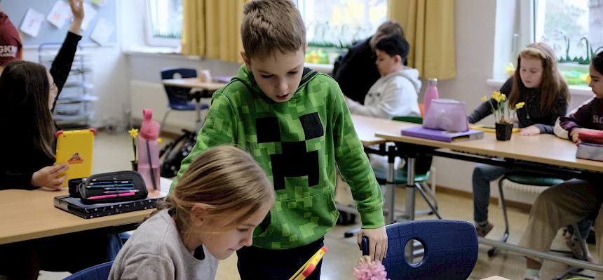 Kinder fotografieren Pflanze mit Tablet