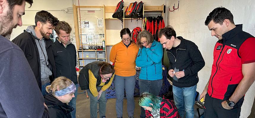 Menschen bedienen Defibrillitaor