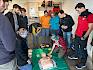 Die richtige Handhabung des Defibrillators wurde geübt. © LPV/E. Weisz-Emesz Menschen bedienen Defibrillitaor