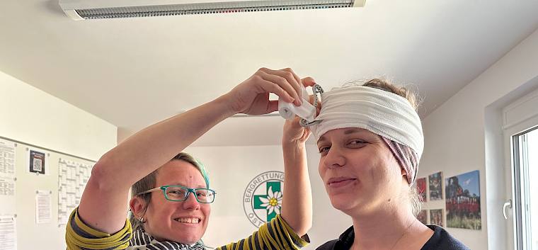 Mit der Israeli Bandage lässt sich auch ein Kopfverband schnell anlegen. © LPV/E. Weisz-Emesz Frau legt Frau Kopfverband an