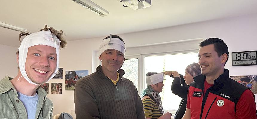 Männer mit Kopfverband