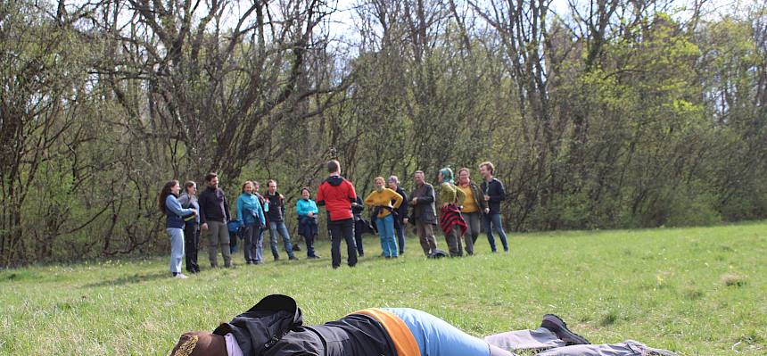 Frau liegt auf Wiese