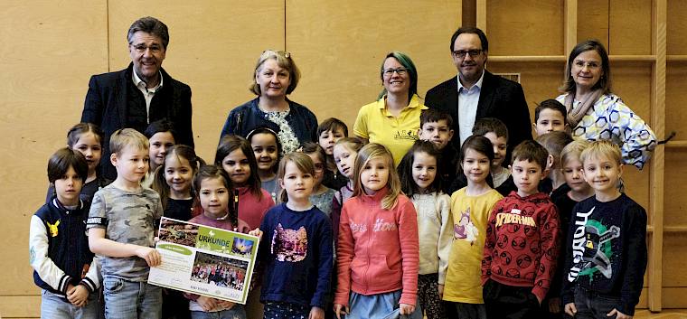 Die fleißigen Trockenrasenpfleger:innen der 1a der VS Gainfarn. © LPV/J. FFischer Gruppenfoto Schulklasse